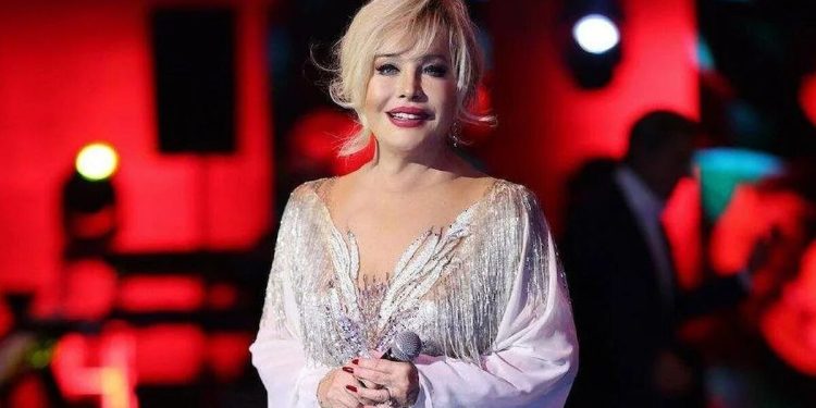 Emel Sayın’ın düğün fotoğrafı ortaya çıktı! Bakın yıllar önce kiminle evliymiş…