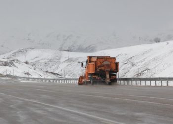 Erzincan-Tunceli kara yolunda kar nedeniyle ulaşım aksadı