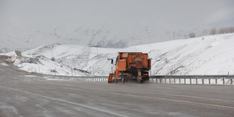 Erzincan-Tunceli kara yolunda kar nedeniyle ulaşım aksadı