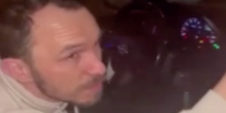 Esenyurt’ta taksi ve yolcu kavgası! Yolcuları almadan gitti