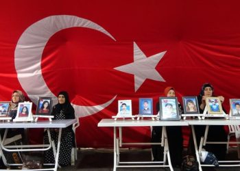 Evlat nöbeti devam ediyor! Gözü yaşlı anne oğluna seslendi: Bunu iyi bil ki devletimiz güçlüdür