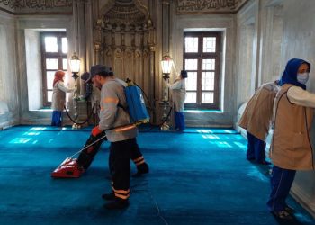 Eyüp Sultan Camisi gül suyu ile yıkandı