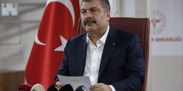 Fahrettin Koca ilk sahuru Hatay’da sağlık çalışanlarıyla yaptı