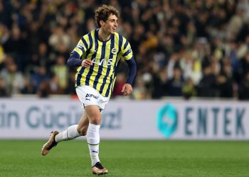 Fenerbahçe’nin Zenit’le 2-2 berabere kaldığı hazırlık maçında 17 yaşındaki Bora Aydınlık muhteşem bir gol attı