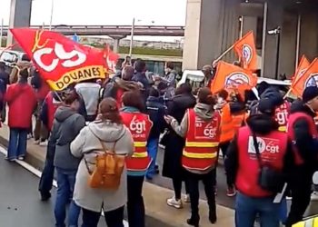 Fransa’da emeklilik reformu karşıtları, Charles De Gaulle Havalimanı’nın girişini kapattı