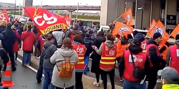 Fransa’da emeklilik reformu karşıtları, Charles De Gaulle Havalimanı’nın girişini kapattı