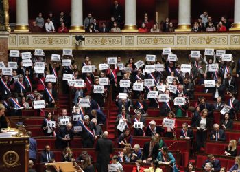 Fransa’da Macron hükümeti gensoru önergesinden son anda kurtuldu