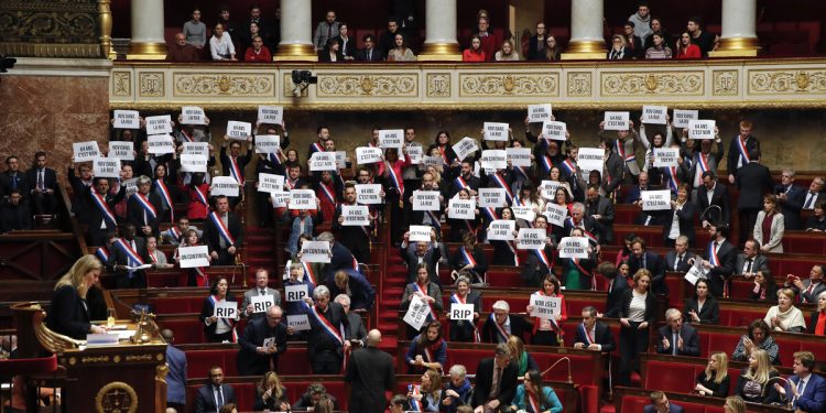 Fransa’da Macron hükümeti gensoru önergesinden son anda kurtuldu