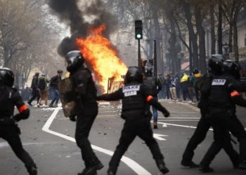 Fransa’da polis, emeklilik reformu karşıtı göstericilerle çatıştı