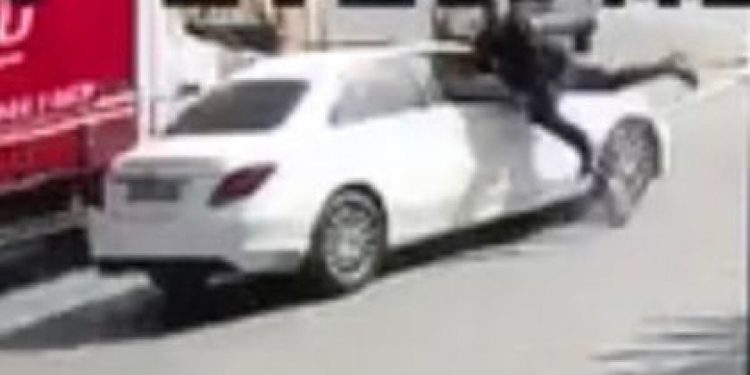 Güngören’de ters yönden giden skuter sürücüsüne otomobil çarptı: Sürücü kaçtı