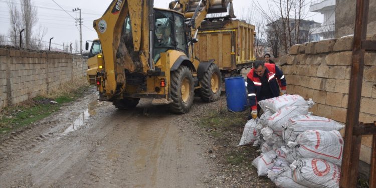 Hakkari’de kışın külleri temizleniyor