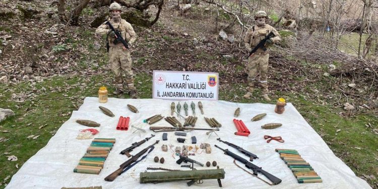Hakkari’de teröristlerin sığınağı bulundu, çok sayıda mühimmat ele geçirildi