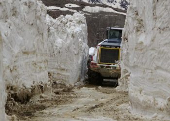 Hakkari’de yol açma çalışmaları devam ediyor