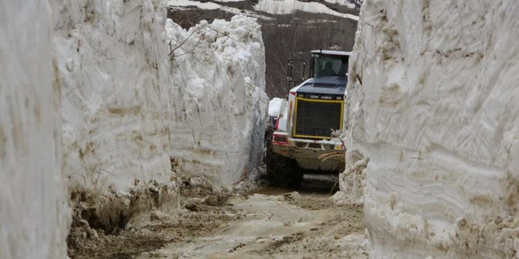Hakkari’de yol açma çalışmaları devam ediyor