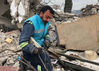 Hatay’da babasından kalan 50 yıllık iş yeri enkaza dönüştü! Moloz yığınları arasında eşyalarını arıyor