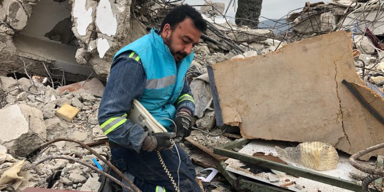 Hatay’da babasından kalan 50 yıllık iş yeri enkaza dönüştü! Moloz yığınları arasında eşyalarını arıyor