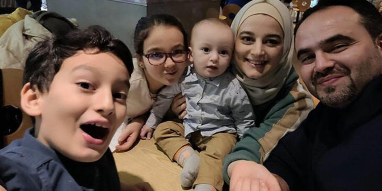 Hatay’da enkazdan çıkmayan ailesinin gıyabi cenaze namazını kıldı