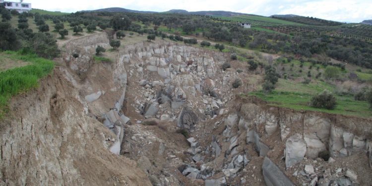 Hatay’da fay hattı geçen zeytin tarlası! Köylüler evlerine giremiyor