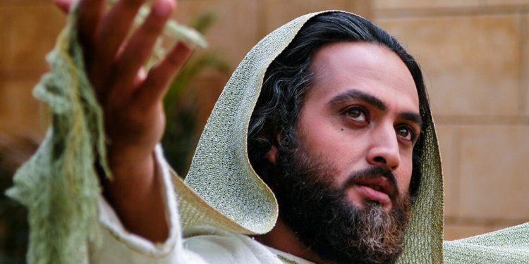 Hz. Yusuf’un başrolü Mustafa Zamani gerçek hayattaki imajıyla şaşırttı! Göz rengi bile farklı…