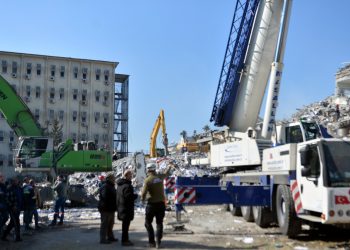 İskenderun’da yıkılan hastanenin müteahhidi ve fenni mesulü hakkında yakalama kararı