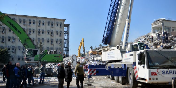İskenderun’da yıkılan hastanenin müteahhidi ve fenni mesulü hakkında yakalama kararı