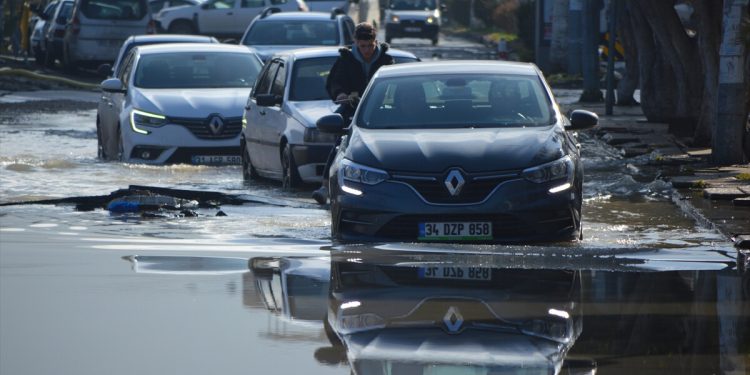 İskenderun’da yükselen deniz seviyesi çekildi! Deniz suyu normale döndü