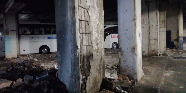 İstanbul depremine uyarı! İstanbul Otogarı’nın demirleri görüldü..