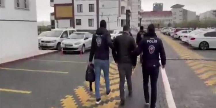 İstanbul’daki bir bankanın sistem açığından faydalanıp 10 milyon dolandırdılar