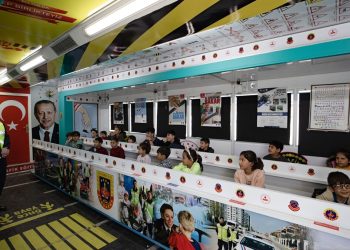 Jandarma ekipleri Hatay’da çocuklara trafik kurallarını öğretiyor