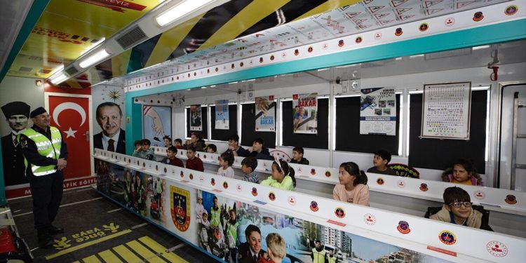 Jandarma ekipleri Hatay’da çocuklara trafik kurallarını öğretiyor