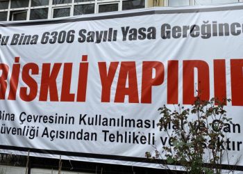 Kadıköy’de müteahhit oyunu: Korkutmak için bina duvarına pankart astırdı