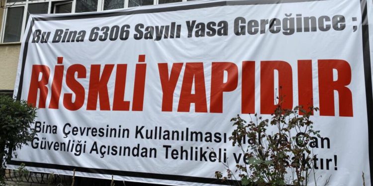 Kadıköy’de müteahhit oyunu: Korkutmak için bina duvarına pankart astırdı