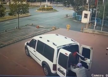 Kağıthane’de mağazayı soymaya gelen hırsızları taşladı