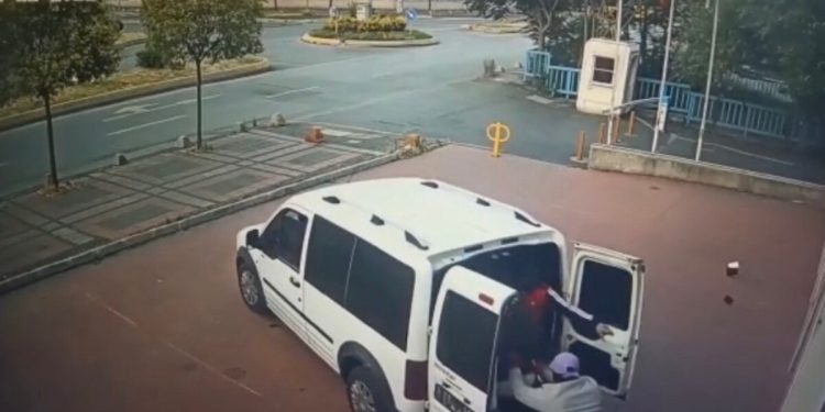 Kağıthane’de mağazayı soymaya gelen hırsızları taşladı