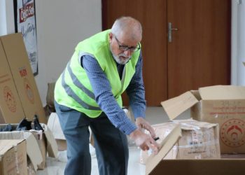 Kahramanmaraş’ta 50 akrabasını kaybeden emekli öğretmen, yardım gönüllüsü oldu