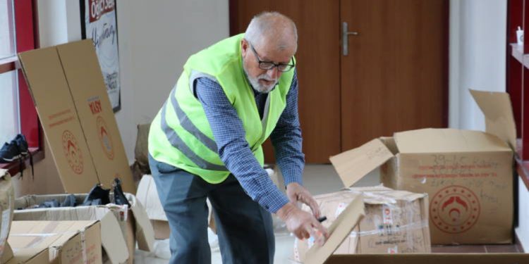 Kahramanmaraş’ta 50 akrabasını kaybeden emekli öğretmen, yardım gönüllüsü oldu