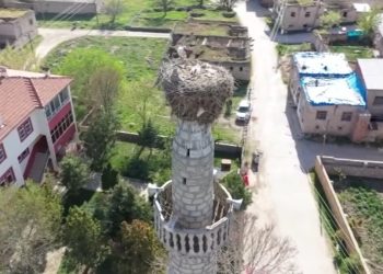 Kahramanmaraş’ta 64 yıldır leyleklerin yuva yaptığı minare yıkıldı