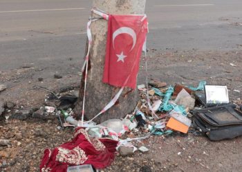 Kahramanmaraş’ta enkazdan çıkarılan manevi değerler ağaç gövdelerine bırakıldı