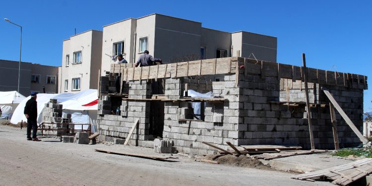 Kahramanmaraş’ta muhtar fırın inşasına başladı! Ücretsiz dağıtacak