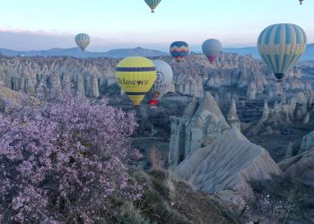 Kapadokya’ya bahar geldi! Sıcak hava balon turları yeniden başladı