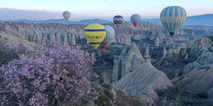 Kapadokya’ya bahar geldi! Sıcak hava balon turları yeniden başladı