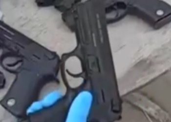 Kars’ta ekipler silah operasyonu düzenledi: Çorapların içine saklanan ruhsatsız silahlar ele geçirildi