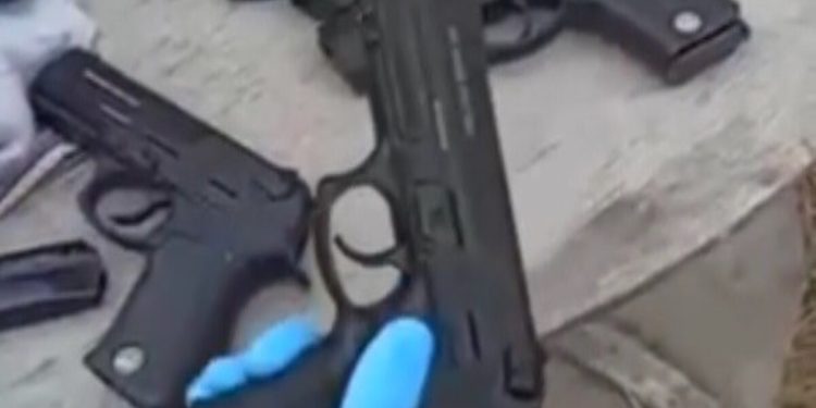 Kars’ta ekipler silah operasyonu düzenledi: Çorapların içine saklanan ruhsatsız silahlar ele geçirildi