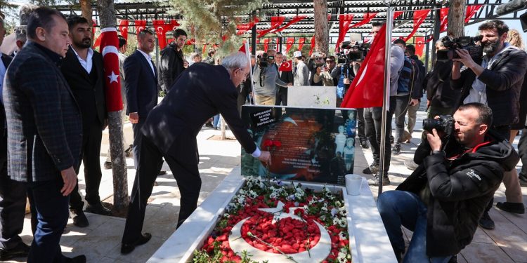 Kemal Kılıçdaroğlu Gaziantep’te şehitliğe gitti