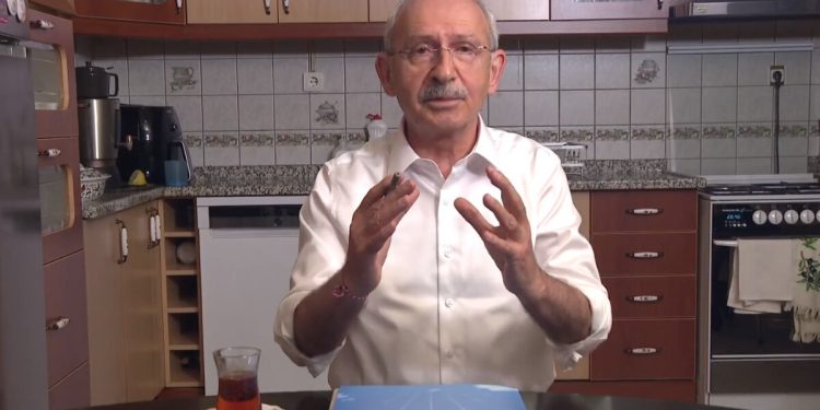 Kemal Kılıçdaroğlu leylekli bilekliği bağladı