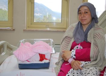 Kütahya’ya gelen depremzede kadın ikiz doğurdu