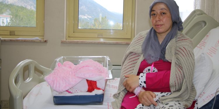 Kütahya’ya gelen depremzede kadın ikiz doğurdu