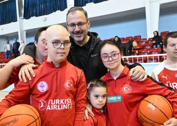 M. Muharrem Kasapoğlu down sendromlu milli sporcularla basketbol oynadı