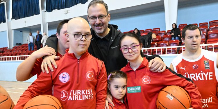 M. Muharrem Kasapoğlu down sendromlu milli sporcularla basketbol oynadı