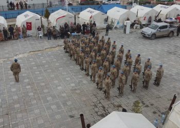 Malatya’da depremzedeler komandoları alkışlarla uğurladı